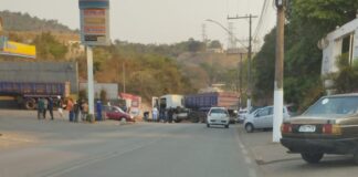 Itabirito: batida entre carreta e moto na Avenida dos Inconfidentes deixa motociclista com fratura exposta Itabirito: batida entre carreta e moto na Avenida dos Inconfidentes deixa motociclista com fratura exposta