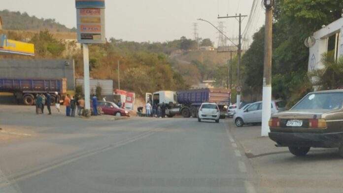 Itabirito: batida entre carreta e moto na Avenida dos Inconfidentes deixa motociclista com fratura exposta