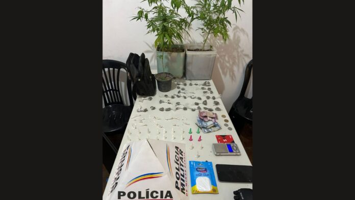 Itabirito: jovem de 20 anos é preso com 41 buchas de maconha, 24 pedras de crack e 21 pinos de cocaína