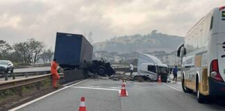 Motorista perde controle da direção e carreta atinge barreira divisória da pista na BR-040 Motorista perde o controle e carreta atinge a barreira divisória da pista na BR-040