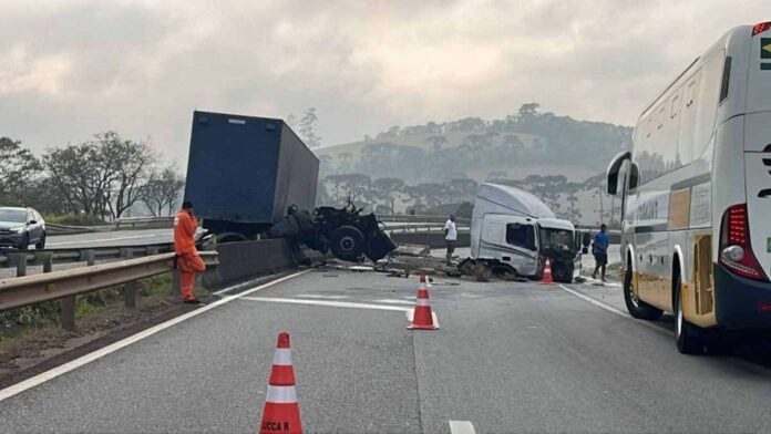 Motorista perde o controle e carreta atinge a barreira divisória da pista na BR-040