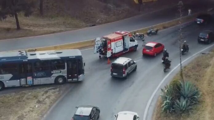 BH: motociclista sofre acidente causado por mancha de óleo na antiga BR-356