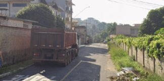 Bairro de Lourdes, Itabirito: pit bulls soltos já correram atrás de mulher e mataram cão, reclamam moradores Itabirito: moradores do bairro Lourdes reclamam de 2 Pitbulls que ficam soltos e avançam em populares