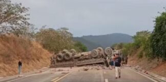 MG: caminhão carregado de cimento tomba e interdita BR-262 MG: caminhão carregado de cimento tomba e interdita BR-262