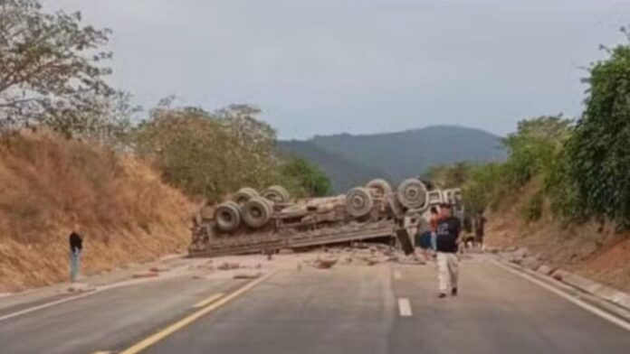 MG: caminhão carregado de cimento tomba e interdita BR-262