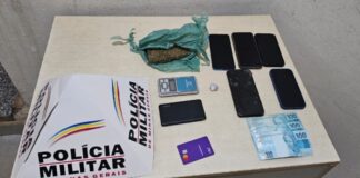 Mariana: após denúncia, PM intercepta veículo que transportava barra de maconha; 4 presos Mariana: PM intercepta veículo e prende 4 suspeitos (de 18, 22, 23 e 30 anos) que transportavam maconha