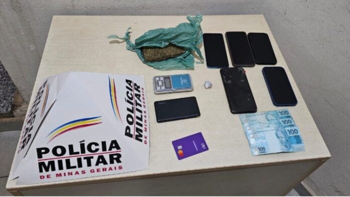 Mariana: PM intercepta veículo e prende 4 suspeitos (de 18, 22, 23 e 30 anos) que transportavam maconha