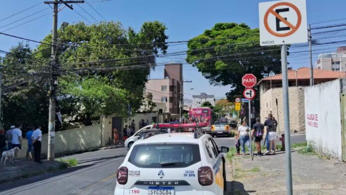 Ônibus avança placa de 'pare', atropela e mata mulher em garupa de moto em Belo Horizonte