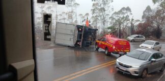 BR-356: colisão entre caminhão-baú e caminhonete deixa 2 feridos na Serra da Santa, em Itabirito BR-356: colisão entre caminhão-baú e caminhonete deixa 2 feridos na Serra da Santa, em Itabirito