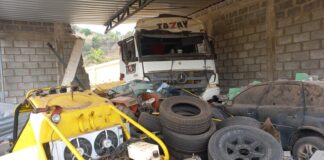 BR-356: motorista perde o controle da carreta, atinge meio fio e entra dentro de oficina em Itabirito BR-356: motorista perde o controle da carreta, atinge meio fio e entra dentro de oficina em Itabirito