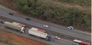 Mulher na garupa morre em acidente entre moto e 2 carretas na BR-040 Mulher morre em acidente envolvendo moto e 2 carretas na BR-040