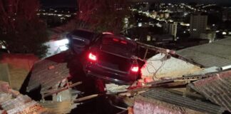 Sul de MG: carro cai em telhado de casa após motorista embriagado perder controle do veículo Sul de MG: carro cai em telhado de casa após motorista embriagado perder controle do veículo