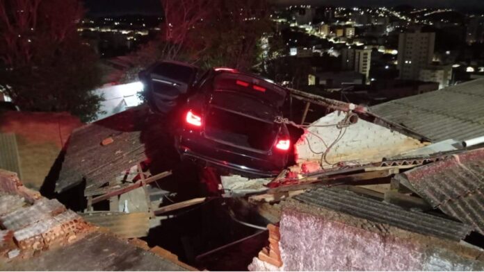 Sul de MG: carro cai em telhado de casa após motorista embriagado perder controle do veículo