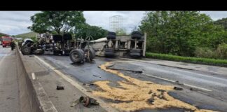 Carreta carregada de cimento tomba e pega fogo após acidente na BR-040 Carreta carregada de cimento tomba e pega fogo após acidente na BR-040