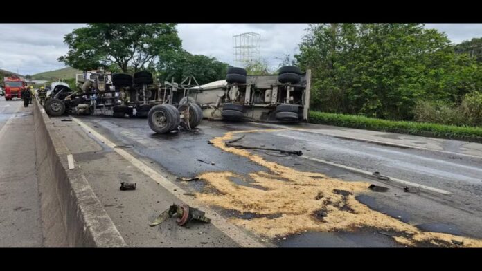 Carreta carregada de cimento tomba e pega fogo após acidente na BR-040