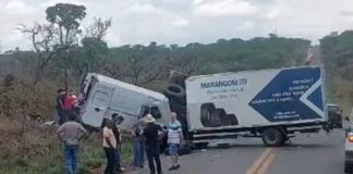Gestante e outras 4 pessoas morrem após carreta invadir contramão e atingir ambulância na MGC-354 Gestante e outras 4 pessoas morrem após carreta invadir contramão e atingir ambulância na MGC-354