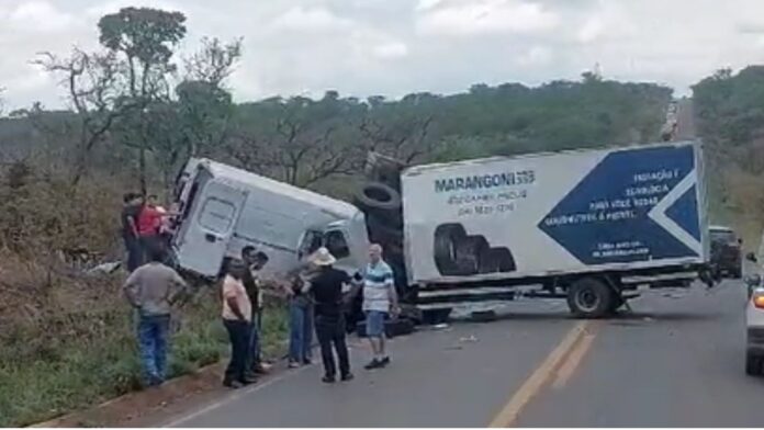 Gestante e outras 4 pessoas morrem após carreta invadir contramão e atingir ambulância na MGC-354