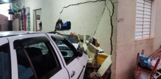 MG: mulher fica ferida após carro desgovernado bater em muro e parede de casa MG: mulher fica ferida após carro desgovernado bater em muro e parede de casa