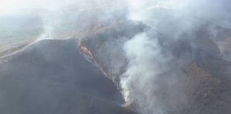 Mais uma vez, incêndio destrói a Serra da Moeda e fogo se aproxima da BR-040, em Itabirito Mais uma vez, incêndio destrói a Serra da Moeda e fogo se aproxima da BR-040, em Itabirito