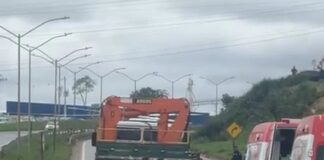 Motociclista fica gravemente ferido após colisão com caminhão na BR-040 Motociclista fica gravemente ferido após colisão com caminhão na BR-040