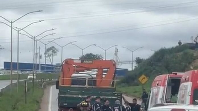 Motociclista fica gravemente ferido após colisão com caminhão na BR-040