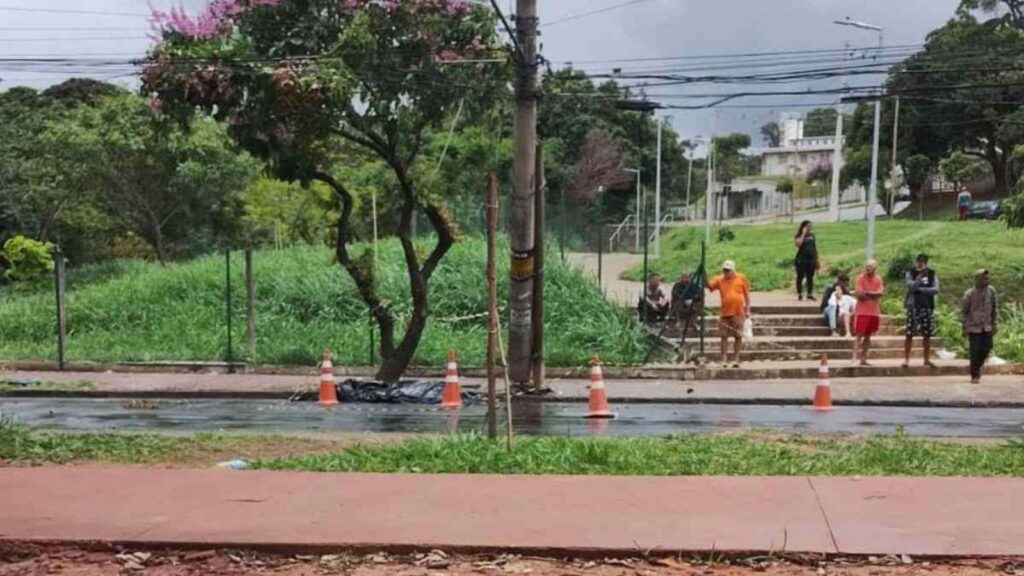 BH: sem habilitação e sem capacete, motociclista morre após perder o controle e colidir com um poste