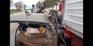 Colisão frontal entre carro e caminhão mata 2 pessoas e deixa outra gravemente ferida na BR-365 Colisão frontal entre carro e caminhão mata 2 pessoas e deixa outra gravemente ferida na BR-365