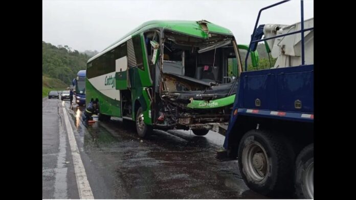 BR-040: colisão entre 2 ônibus deixa 9 feridos em Juiz de Fora