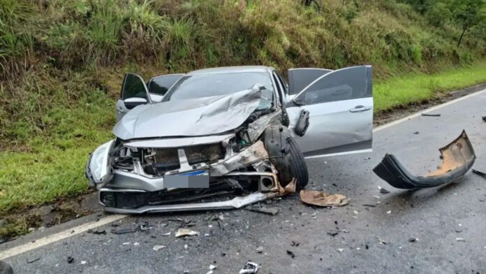 Batida entre carros deixa 3 feridos na BR-040 em Carandaí