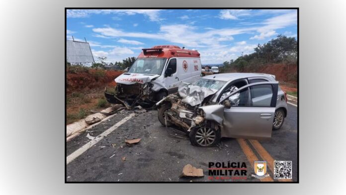 MG-202: acidente entre carro e ambulância do Samu, que levava vítima de infarto, mata 2 pessoas  