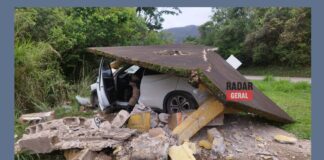 Estrada da Bocaina, BR-356, Ouro Preto: carro atropela mulher e destrói ponto de ônibus Estrada da Bocaina, BR-356, Ouro Preto: carro atropela mulher e destrói ponto de ônibus
