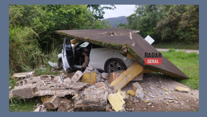 Estrada da Bocaina, BR-356, Ouro Preto: carro atropela mulher e destrói ponto de ônibus