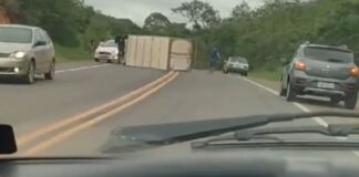Cachoeira do Campo, Ouro Preto: caminhão-baú rumo a Lavras Novas tomba na BR-356 Cachoeira do Campo, Ouro Preto: caminhão-baú rumo a Lavras Novas tomba na BR-359