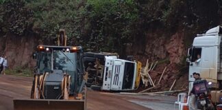 Itabirito, BR-356: motorista perde freio, caminhão tomba na Serra da Santa e derrama óleo na pista Itabirito, BR-356: motorista perde freio, caminhão tomba na Serra da Santa e derrama óleo na pista