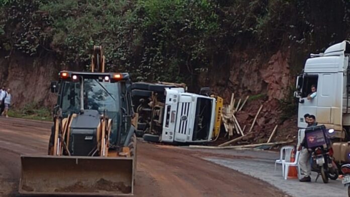 Itabirito, BR-356: motorista perde freio, caminhão tomba na Serra da Santa e derrama óleo na pista