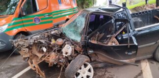 Acesso 1, Itabirito: motorista dorme ao volante e caminhonete bate violentamente em árvore Acesso 1, Itabirito: motorista dorme ao volante e caminhonete bate violentamente em árvore