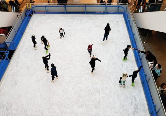 “De graça”: vereador revela dia que será aberta pista de patinação do Natal de Itabirito