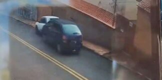 Itabirito: motorista confunde freio com acelerador e arrasta carro estacionado na Vila José Lopes Itabirito: motorista confunde freio com acelerador e arrasta carro estacionado na Vila José Lopes