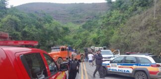 Carreta capota na MGC-120, em Itabira, e motorista morre Carreta capota na MGC-120, em Itabira, e motorista morre