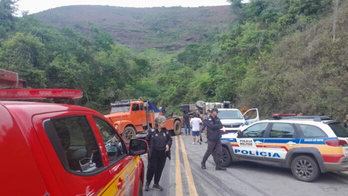 Carreta capota na MGC-120, em Itabira, e motorista morre