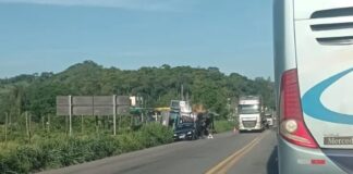 Motorista perde o controle de carreta e tomba veículo na BR-381
