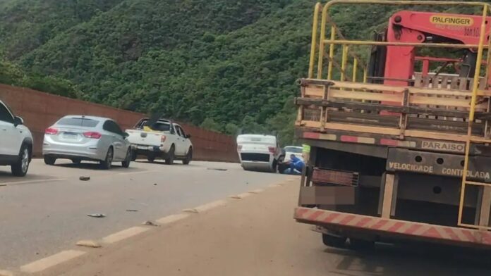 Carro capota e causa interdição na BR-040 em Itabirito