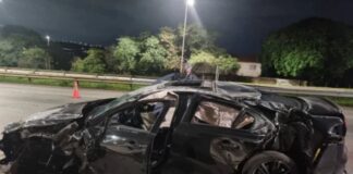 2 pessoas ficam feridas após carro de luxo capotar em Vespasiano 2 pessoas ficam feridas após carro de luxo avaliado em mais de R$ 150 mil capotar em Vespasiano