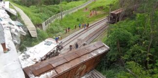 Carreta que transportava sal capota na BR-381 e carga cai em cima de vagões que passavam em linha férrea Carreta que transportava sal capota na BR-381 e carga cai em cima de vagões que passavam em linha férrea