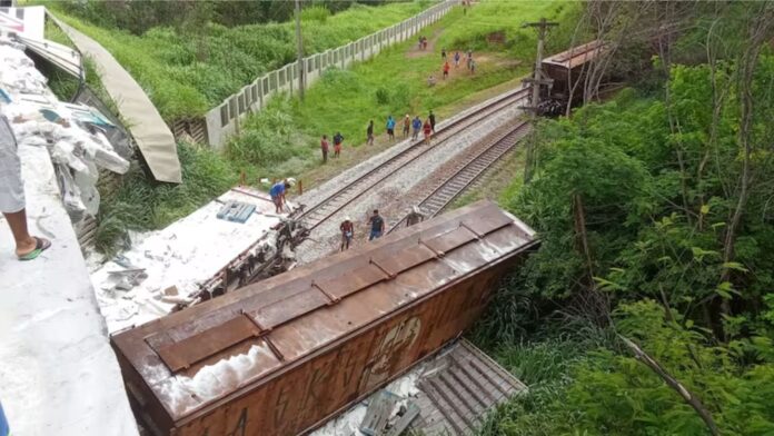 Carreta que transportava sal capota na BR-381 e carga cai em cima de vagões que passavam em linha férrea