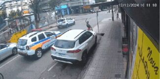 MG: homem joga garrafa em viatura da PM para ser preso e “conseguir largar as drogas”; VEJA VÍDEO MG: homem joga garrafa em viatura da PM para ser preso e "conseguir largar as drogas"; VEJA VÍDEO