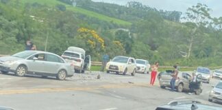 Colisão frontal entre carros deixa os 2 motoristas gravemente feridos na BR-040 Colisão frontal deixa 2 motoristas gravemente feridos na BR-040