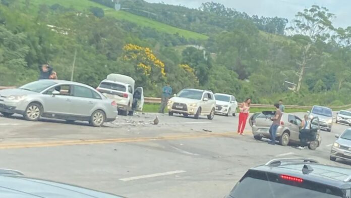 Colisão frontal deixa 2 motoristas gravemente feridos na BR-040