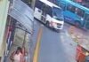 Vídeo: em BH, micro-ônibus atropela criança em bicicleta, mas vítima se levanta rapidamente e sai ilesa Criança (de 10 anos) que andava de bicicleta, quase é atropelada por micro-ônibus em BH