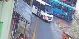 Vídeo: em BH, micro-ônibus atropela criança em bicicleta, mas vítima se levanta rapidamente e sai ilesa Criança (de 10 anos) que andava de bicicleta, quase é atropelada por micro-ônibus em BH